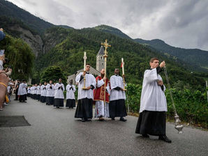 Em decisão inédita, Vaticano excomunga fanáticos pelo latim