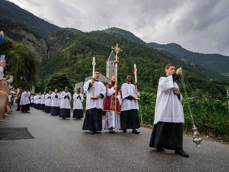 Em decisão inédita, Vaticano excomunga fanáticos pelo latim