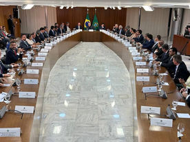 Sem descer do palanque, Zema ataca Lula até mesmo com fake news