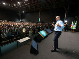 Simões assume e adota plano de governo de 100 dias