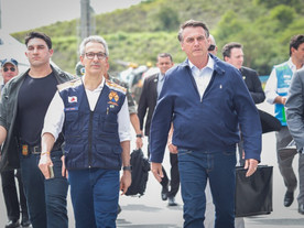 Zema busca abrigo em Bolsonaro que já soma 30 pedidos de impeachment