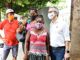 Zema antecipa estilo de campanha e lava louças em sua própria casa