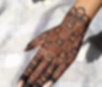 mehndi design in criss-cross