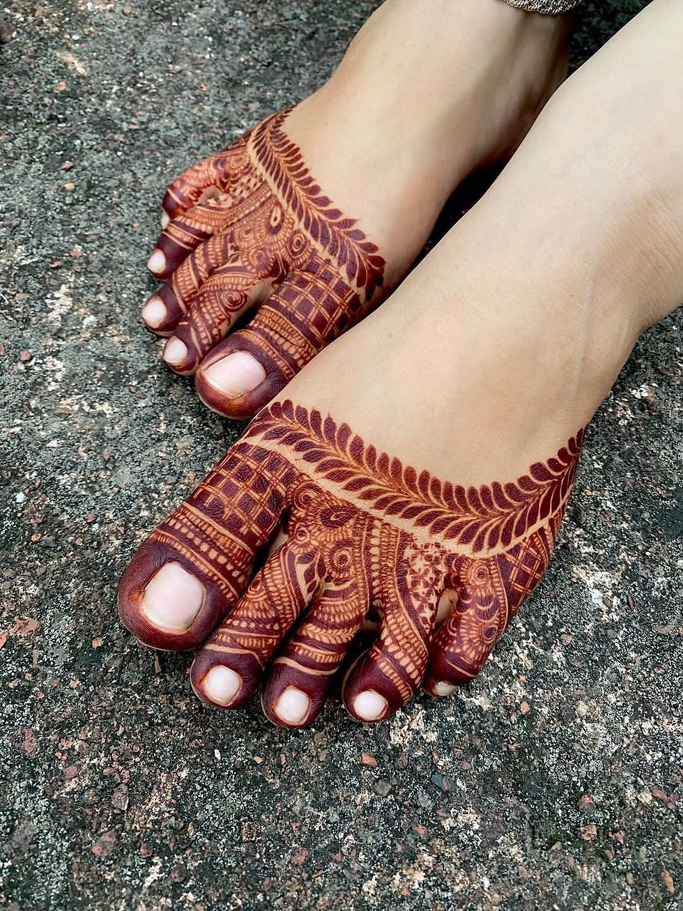 feet full of mehndi on fingers