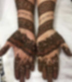 mirroring mehndi design on both hands