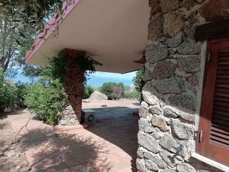 Terrazza arredata con tavolo e sedie per pranzi all'aperto