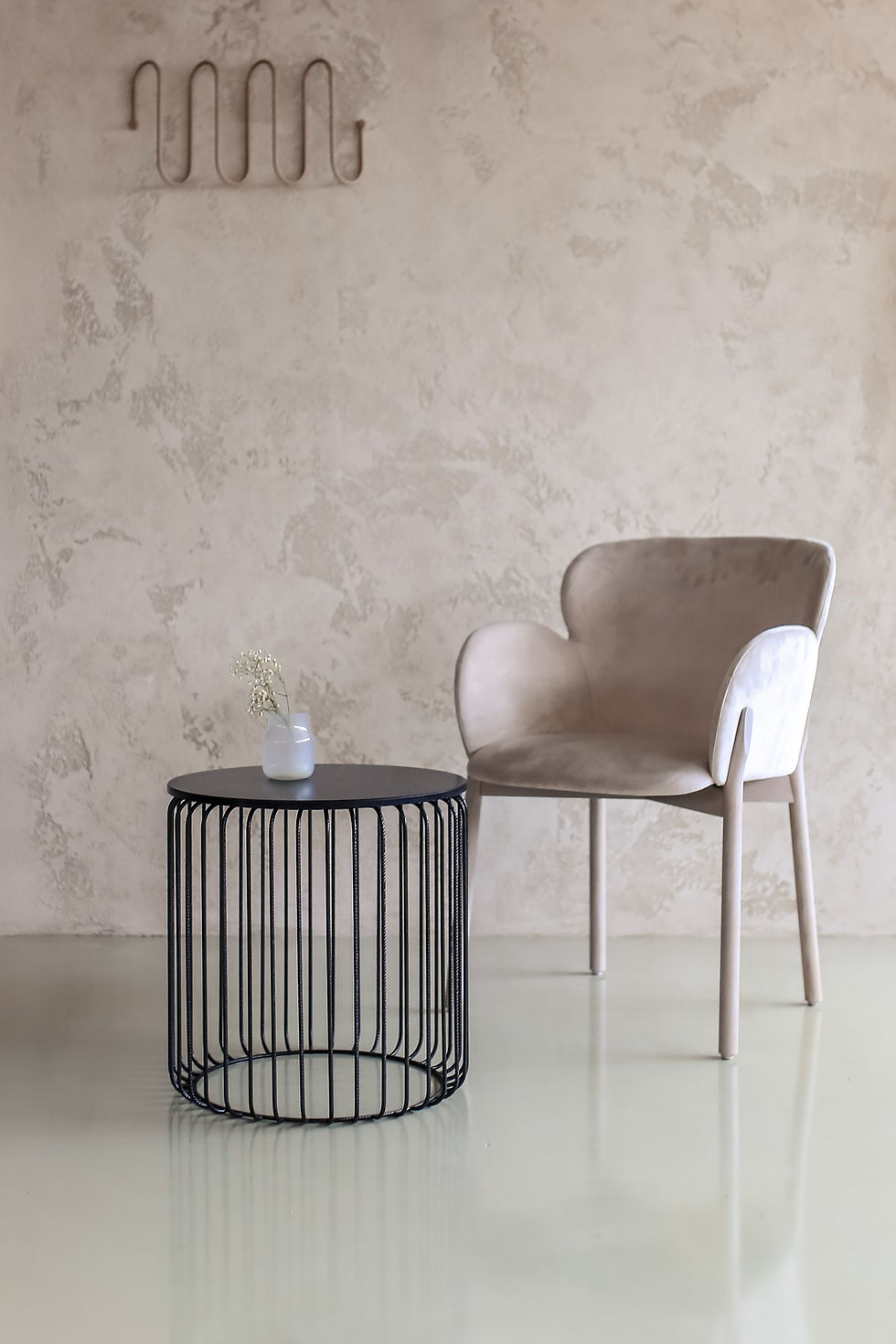 Miniatura: odkládací stolek CORIAN STICKS TABLE DARK se skleněnou vázou