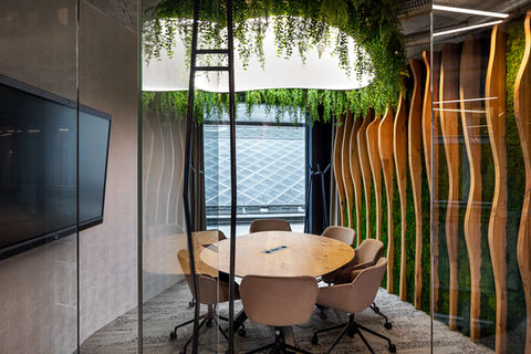 Interiér zasedací místnosti s organickými prvky a zelení, moderní design