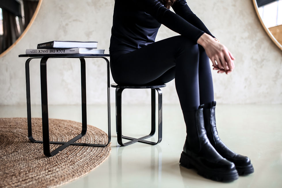 Miniatura: detailní záběr na dkládací stolek CORIAN CROSS TABLE DARK