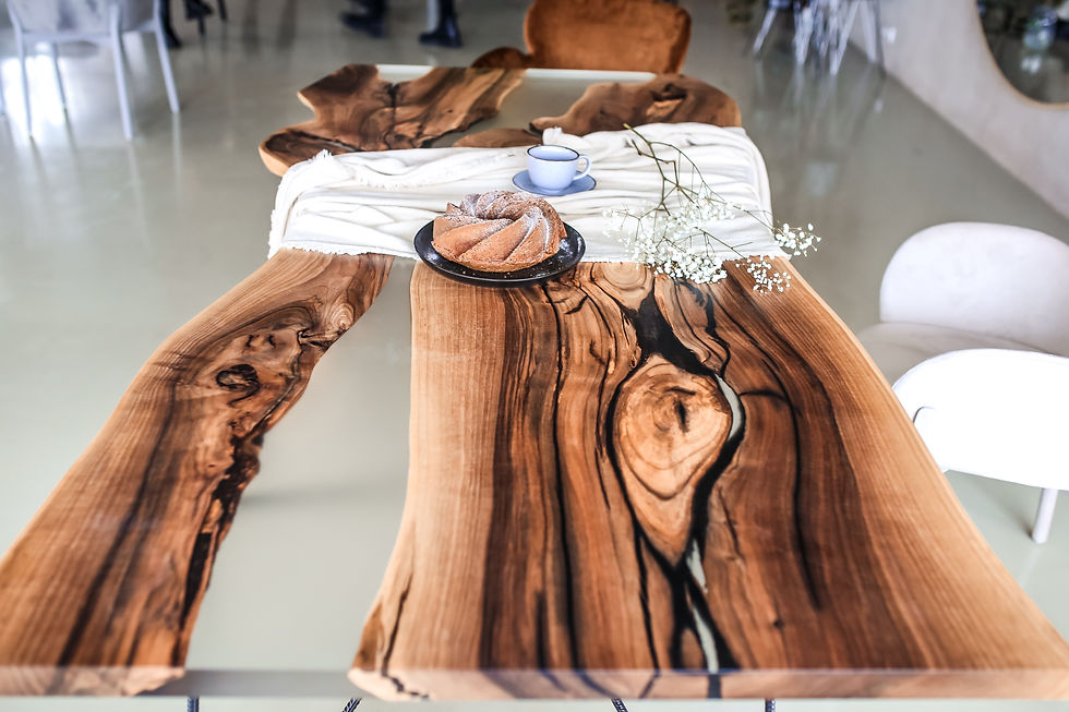 Miniatura: detailní záběr na ořechovou desku stolu vyplněnou pryskyřicí 