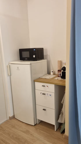 Kis konyha tányérokkal és poharakkal felszerelve