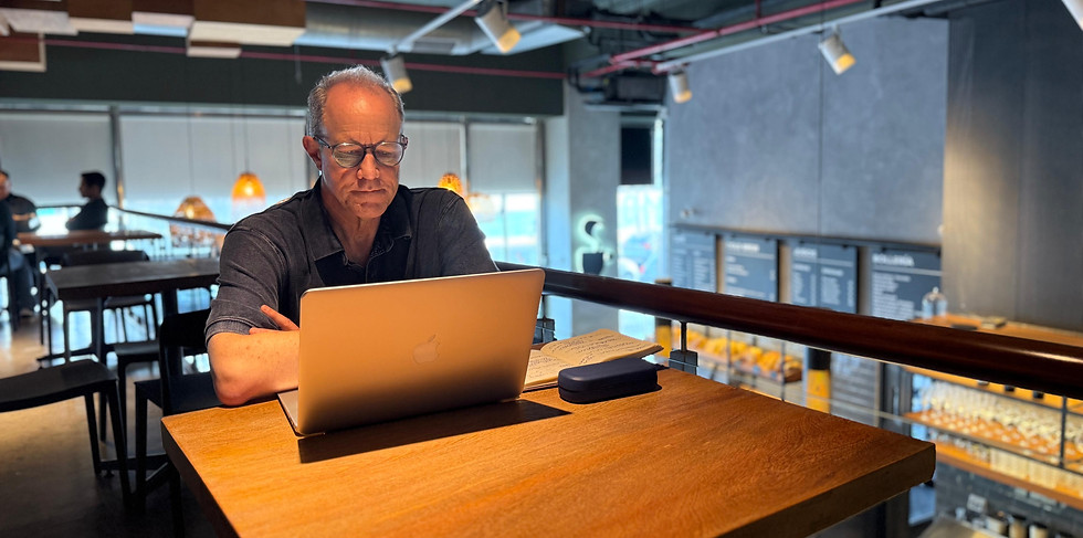 Bret Rogers con su laptop en un café