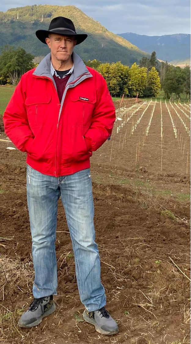 Bret Rogers en su viñedo, en Chile