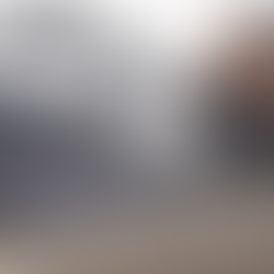 steile oprit in betonklinkers met donkere accenten en strakke trap