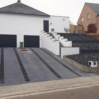 steile oprit in betonklinkers met donkere accenten en strakke trap