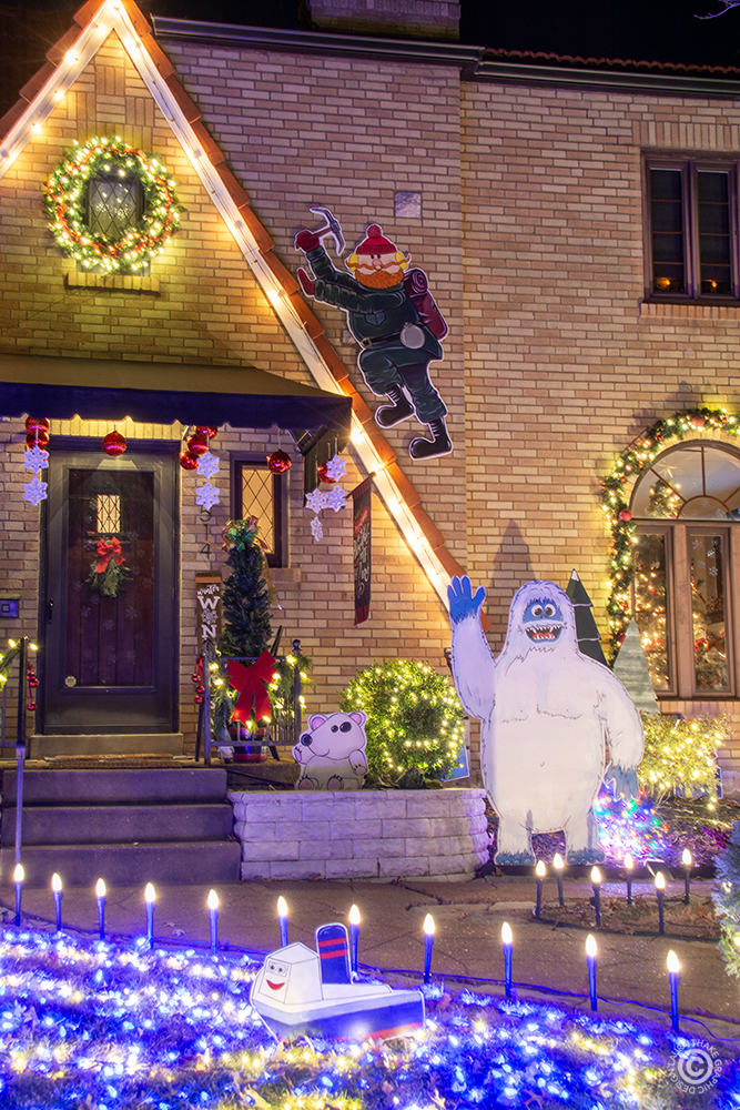 Holiday Light Hopping found another theme house that is really well done!