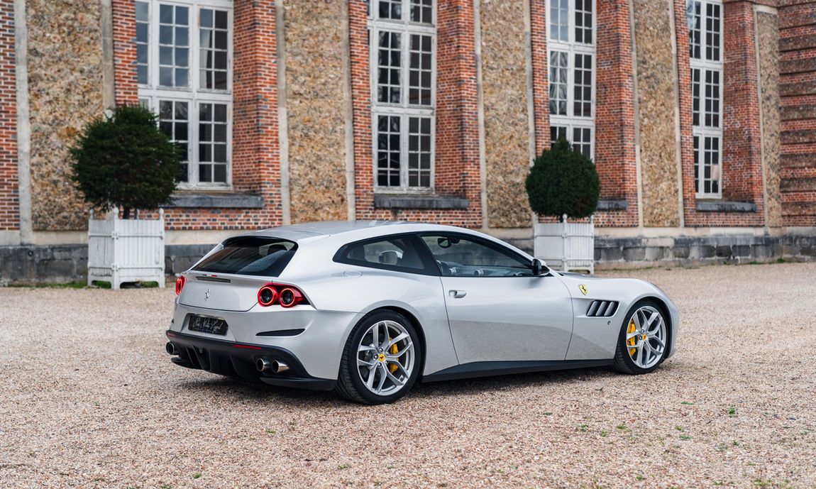 Ferrari GTC4 Lusso T gris Nurburgring vue trois quarts arrière