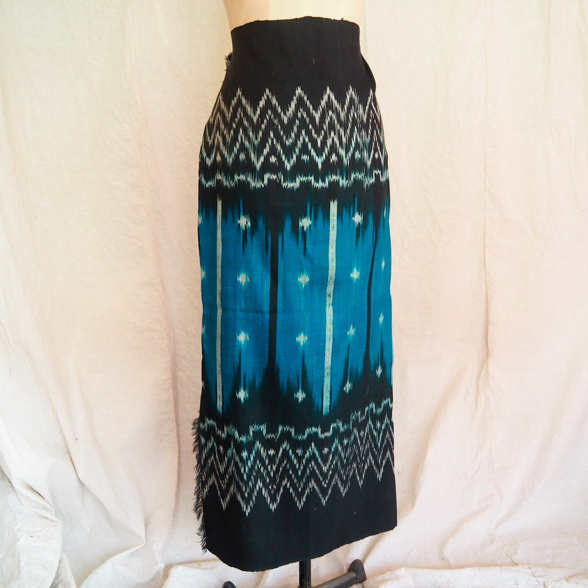 Coral Reef ผ้าไหมมัดหมี่ผูกเอว สีดำฟ้านำ้ทะเล