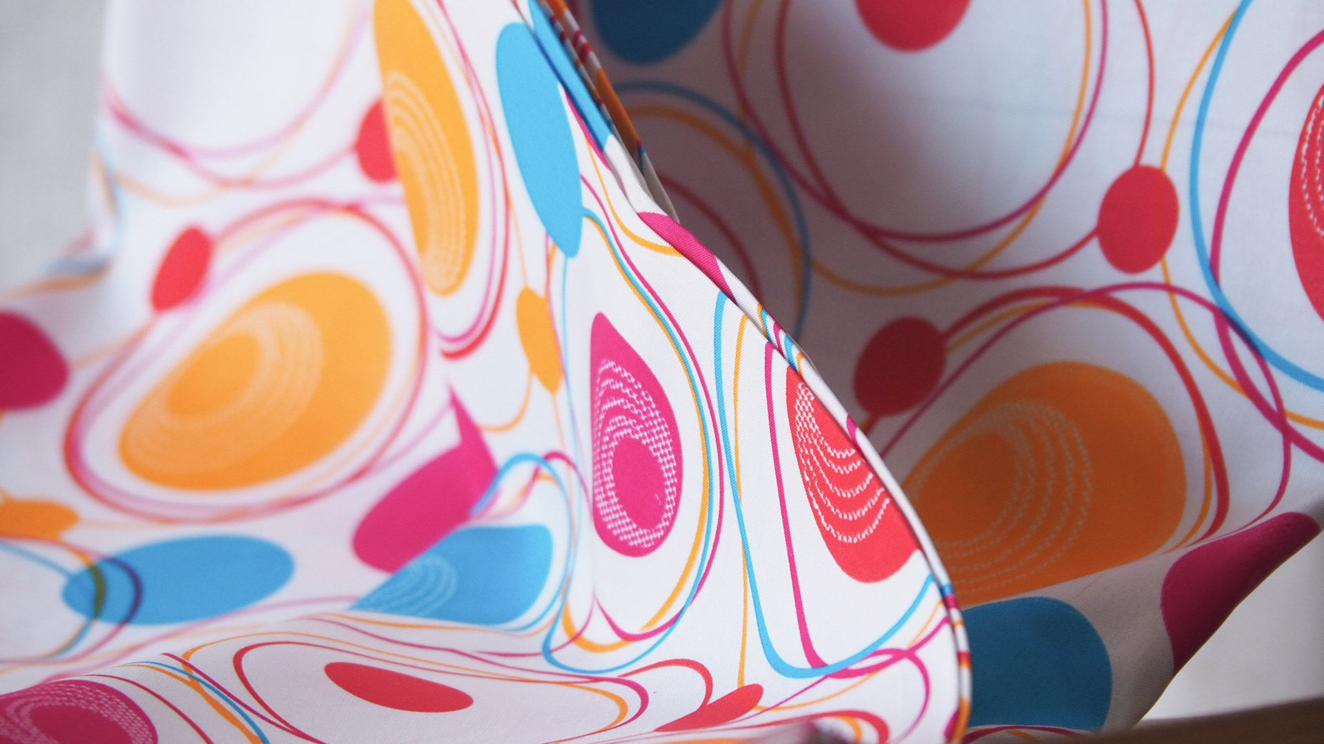 Rainbow Drops ผ้าไหมพิมพ์ลาย 2 เส้น A สีขาว