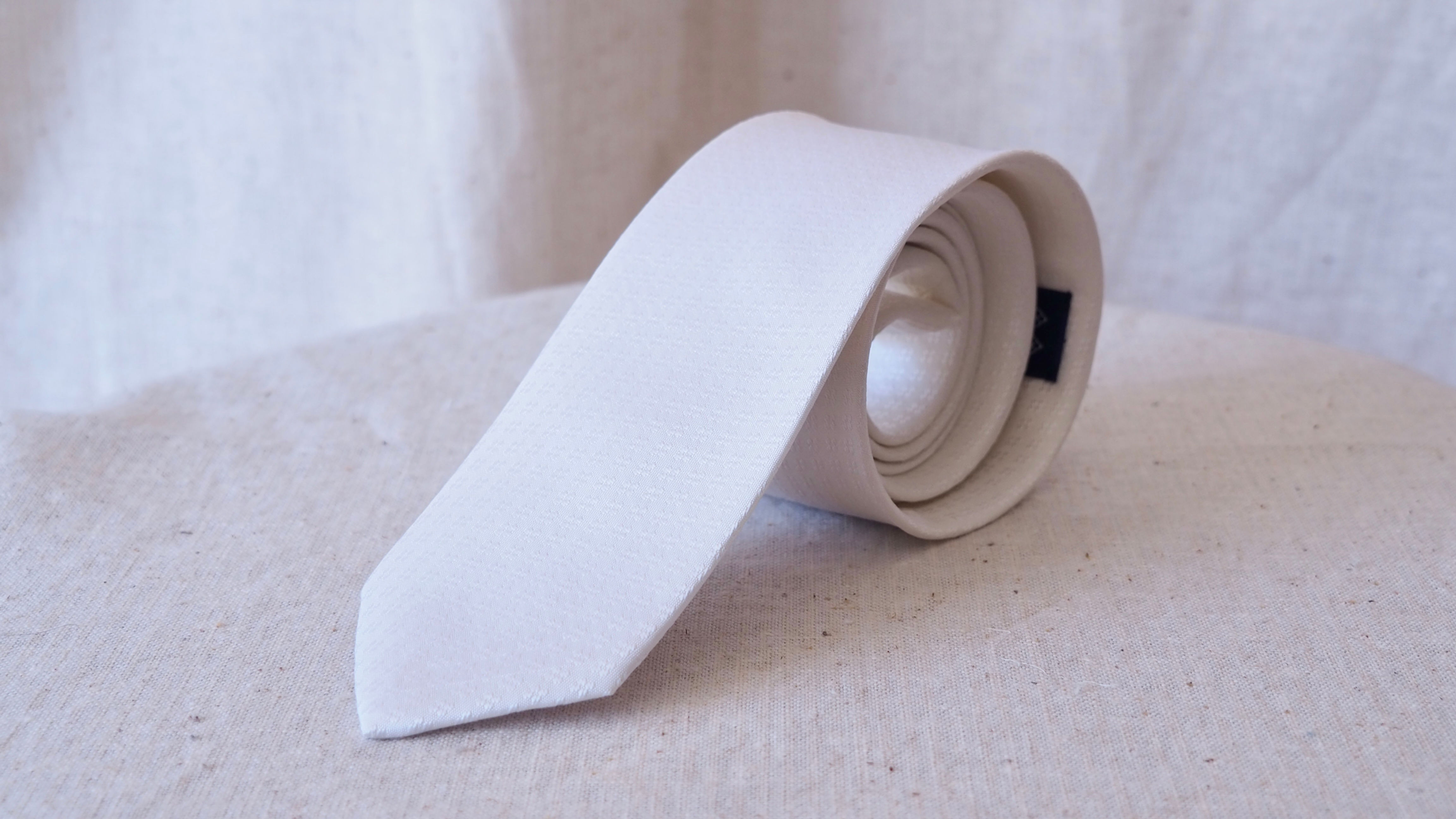 NT138  WASH OUT เนคไทผ้าไหมลายลูกแก้ว สีขาว