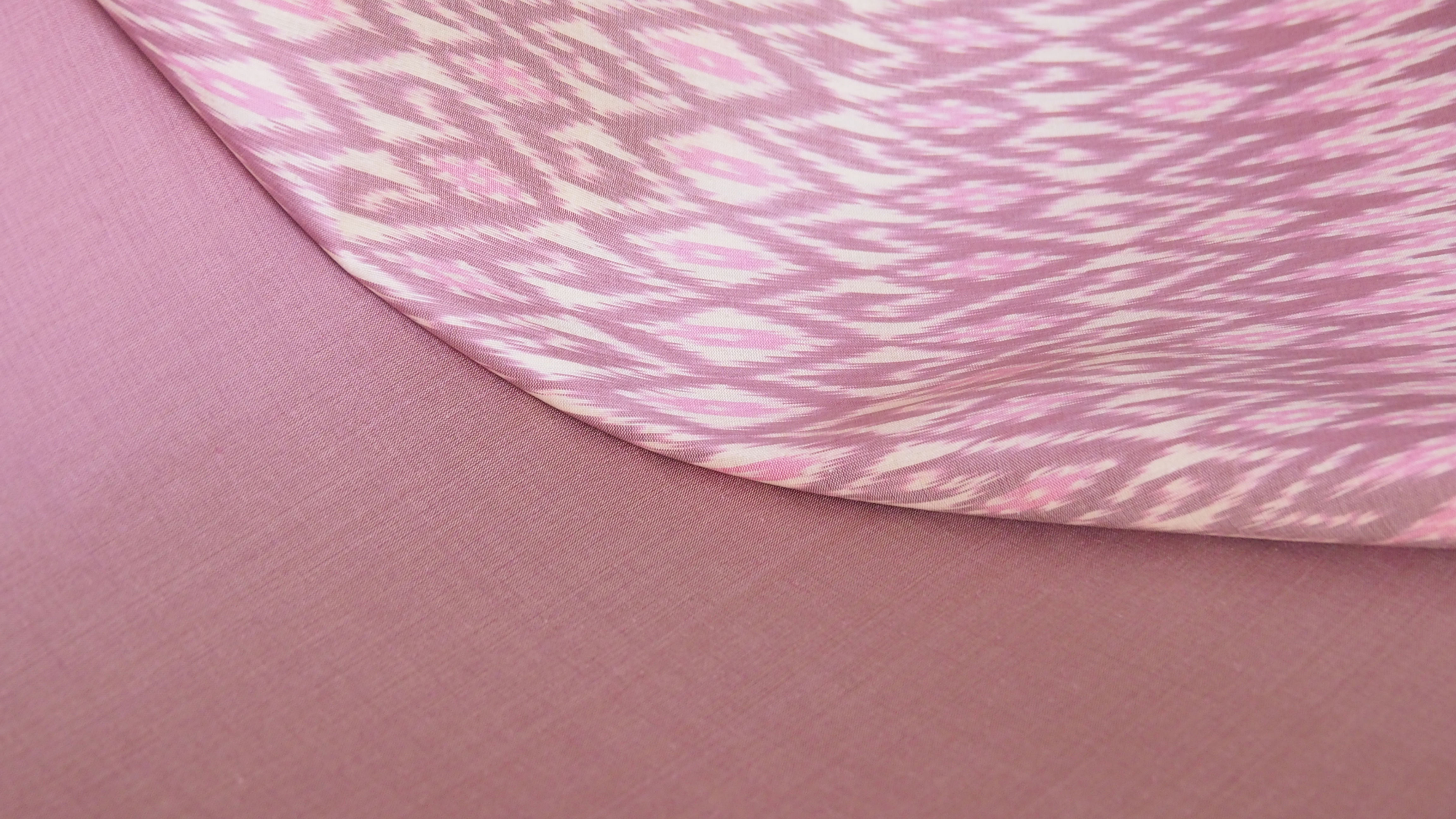 Floral Twist ผ้าไหมมัดหมี่ชุด สีชมพู