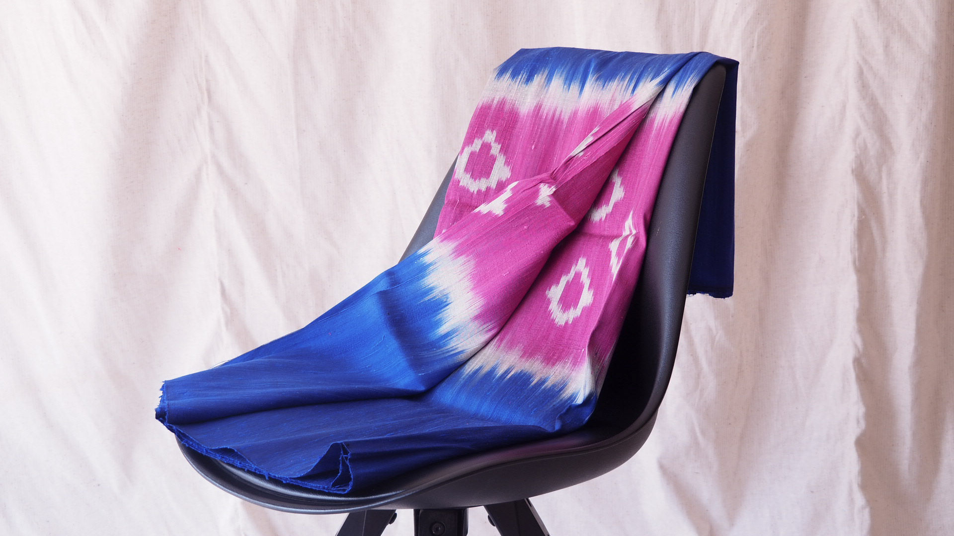 Electric Pink สีชมพูน้ำเงิน ผ้าไหมมัดหมี่ 4 เส้น