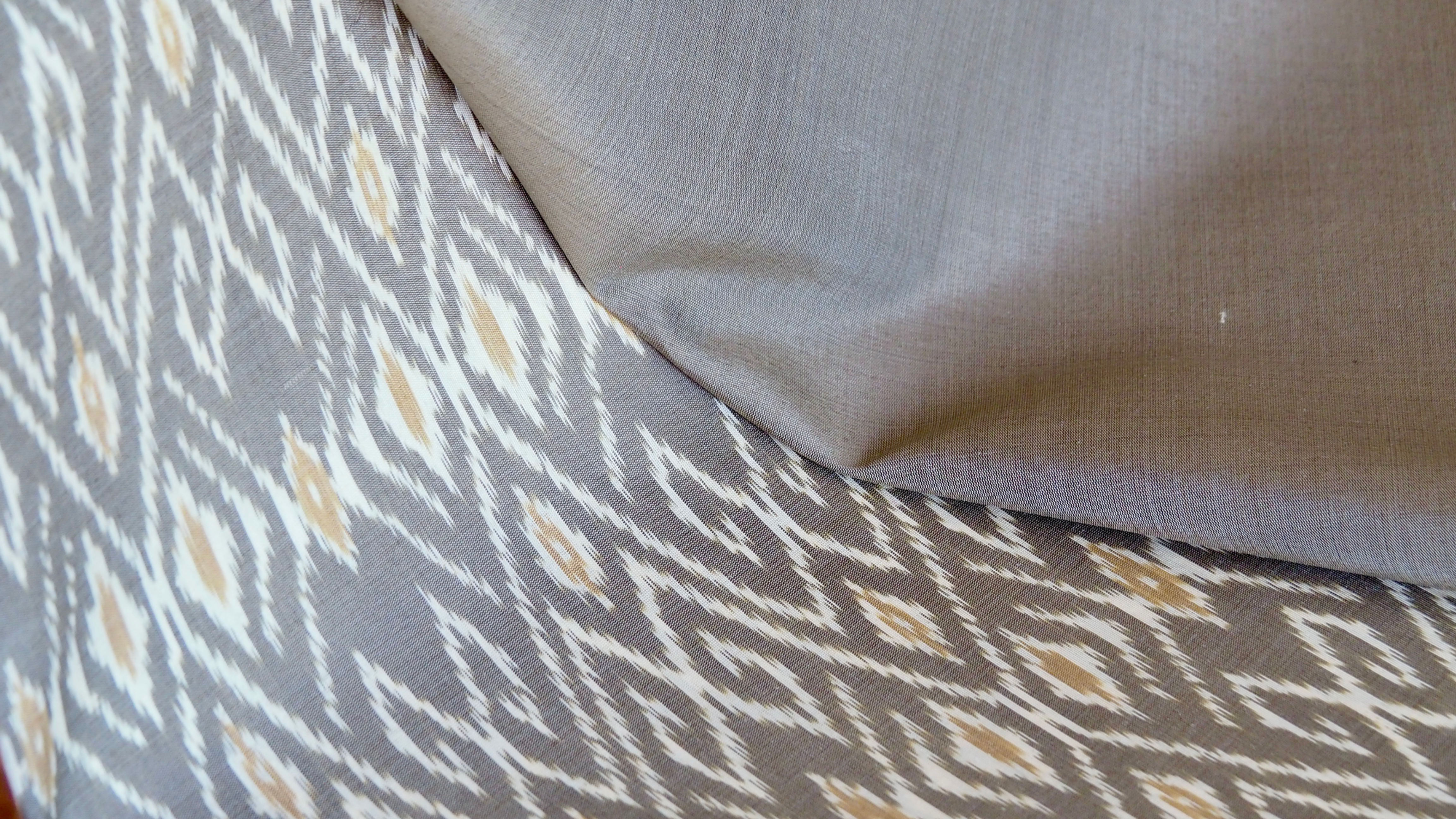 Green Grove ผ้าไหมมัดหมี่ชุดขอพรเทพ สีเขียว มหาดไทยนวล