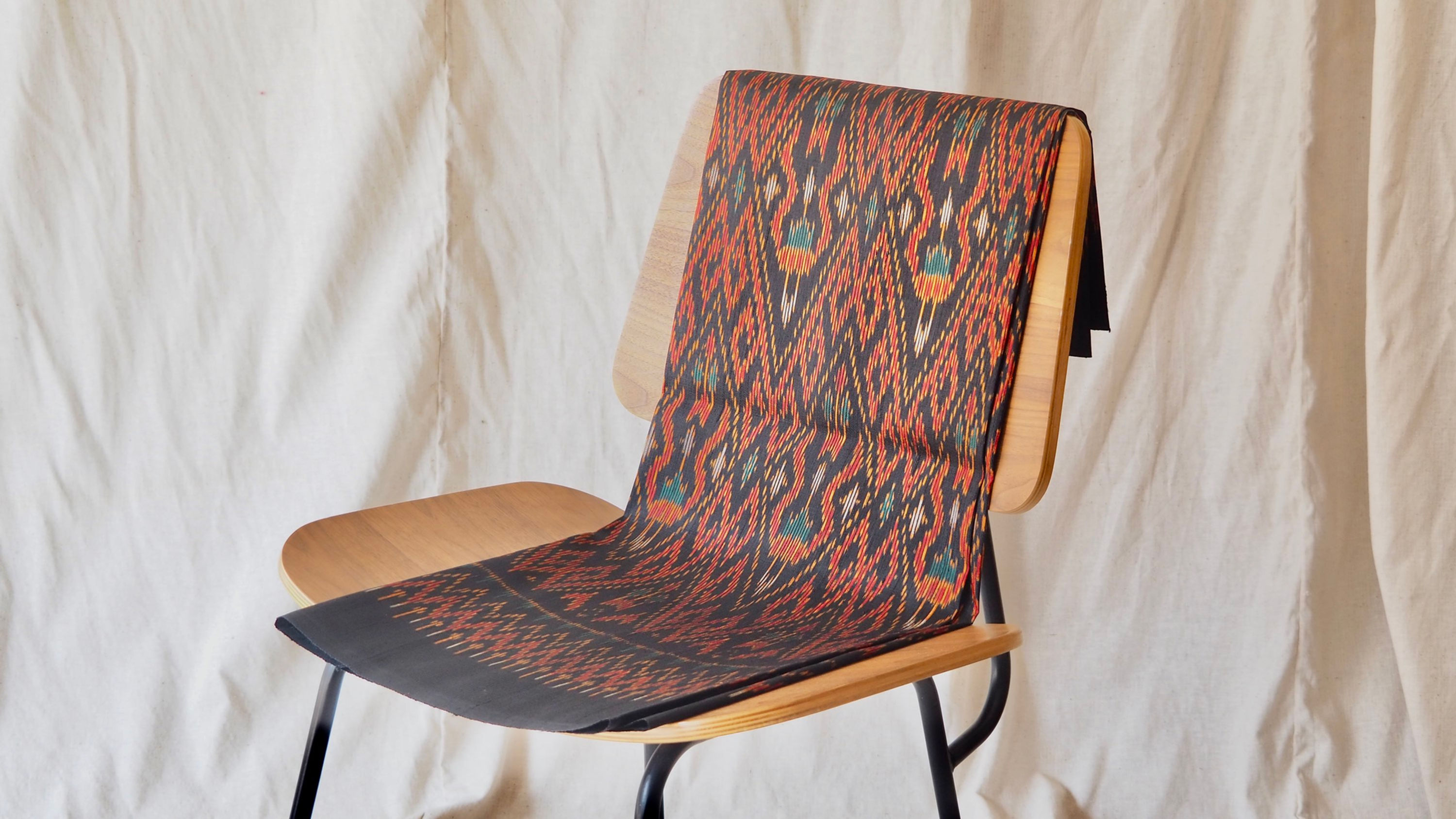 Bat Black ผ้าไหมซิ่นมัดหมี่ไหมบ้านเนื้อเบา สีดำ 