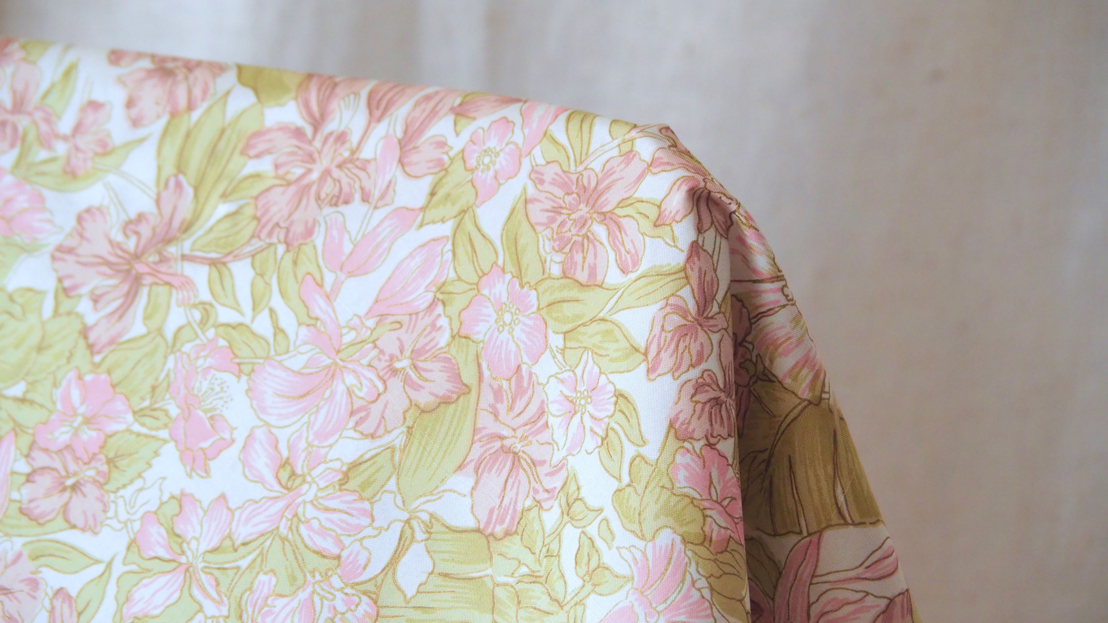 Corsage Pink ผ้าพันคอไหมพิมพ์ลายสี่เหลี่ยม