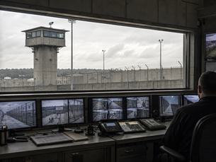 Torre de vigilancia y centro de control con cámaras en una prisión moderna.