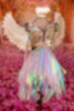 Fantasia Anjo da Luz feminina com top de pedrarias e saia de organza.