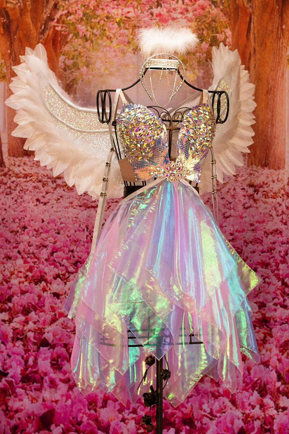 Fantasia Anjo da Luz feminina com top de pedrarias e saia de organza.