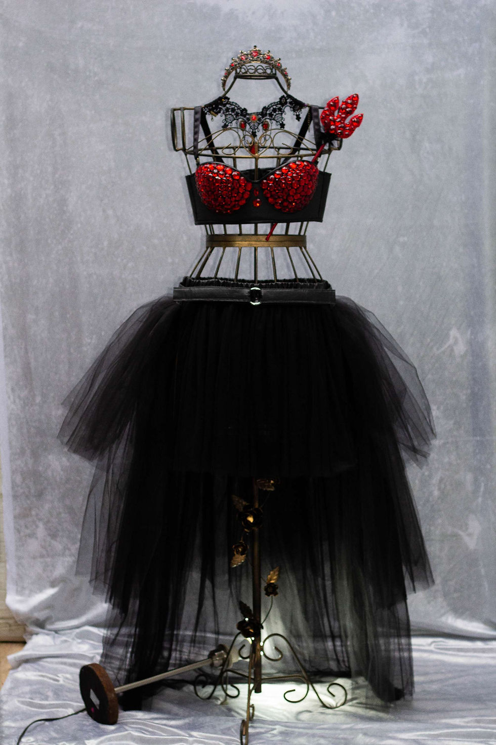 Thumbnail: Fantasia hallowen luxo Rainha Rubra com tridente decorado com pedras vermelhas, saia de tule, coroa e colar gótico