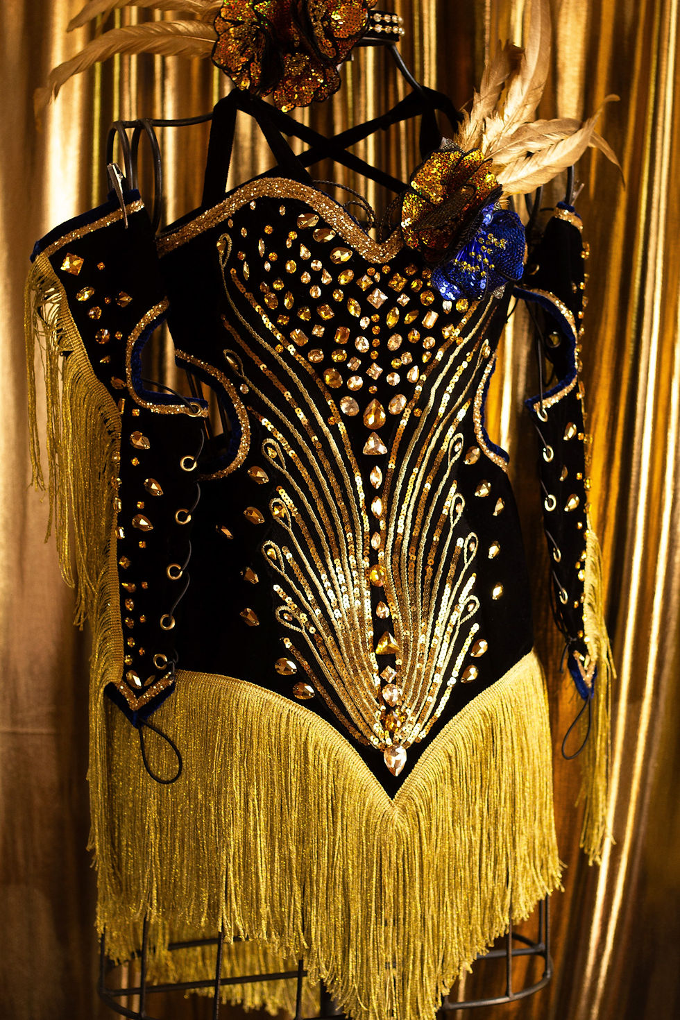 Thumbnail: Look de musa do carnaval dourado para desfile, baile e eventos de luxo
