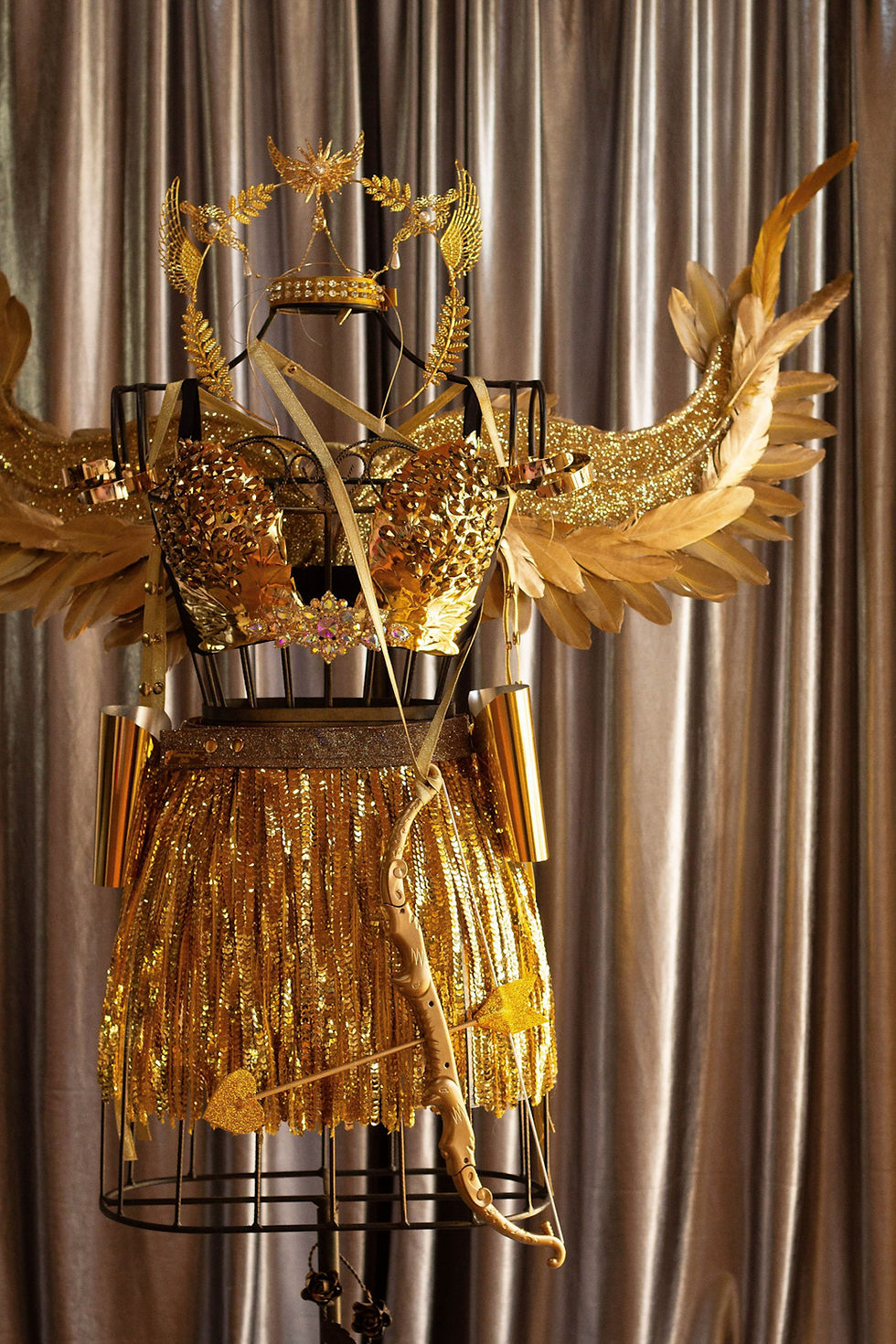 Miniatura: Figurino Cupido Dourado completo com brilho intenso, ideal para desfiles e blocos de carnaval.