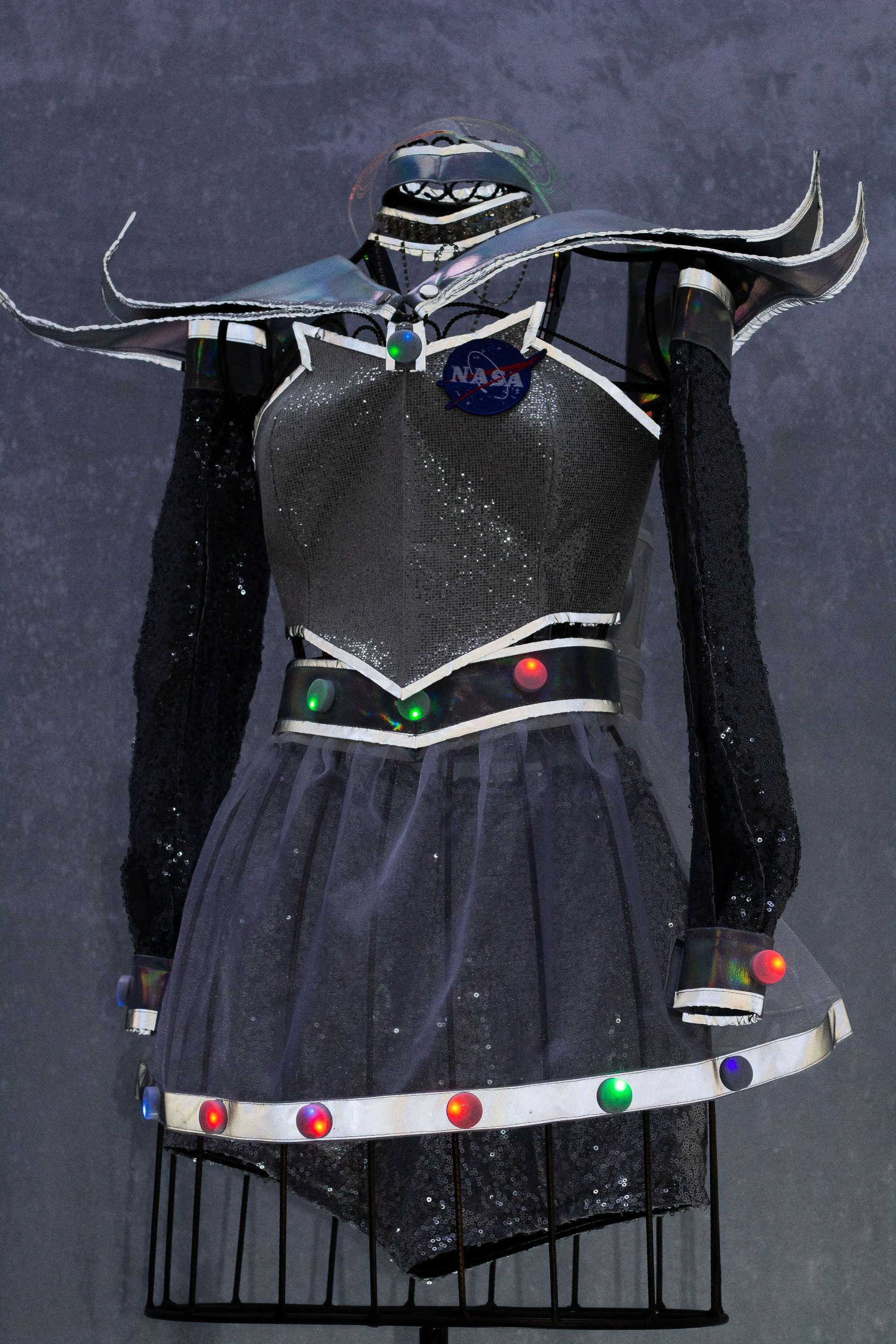 Look astronauta feminina futurista super luxo traje espacial com detalhes metálicos
