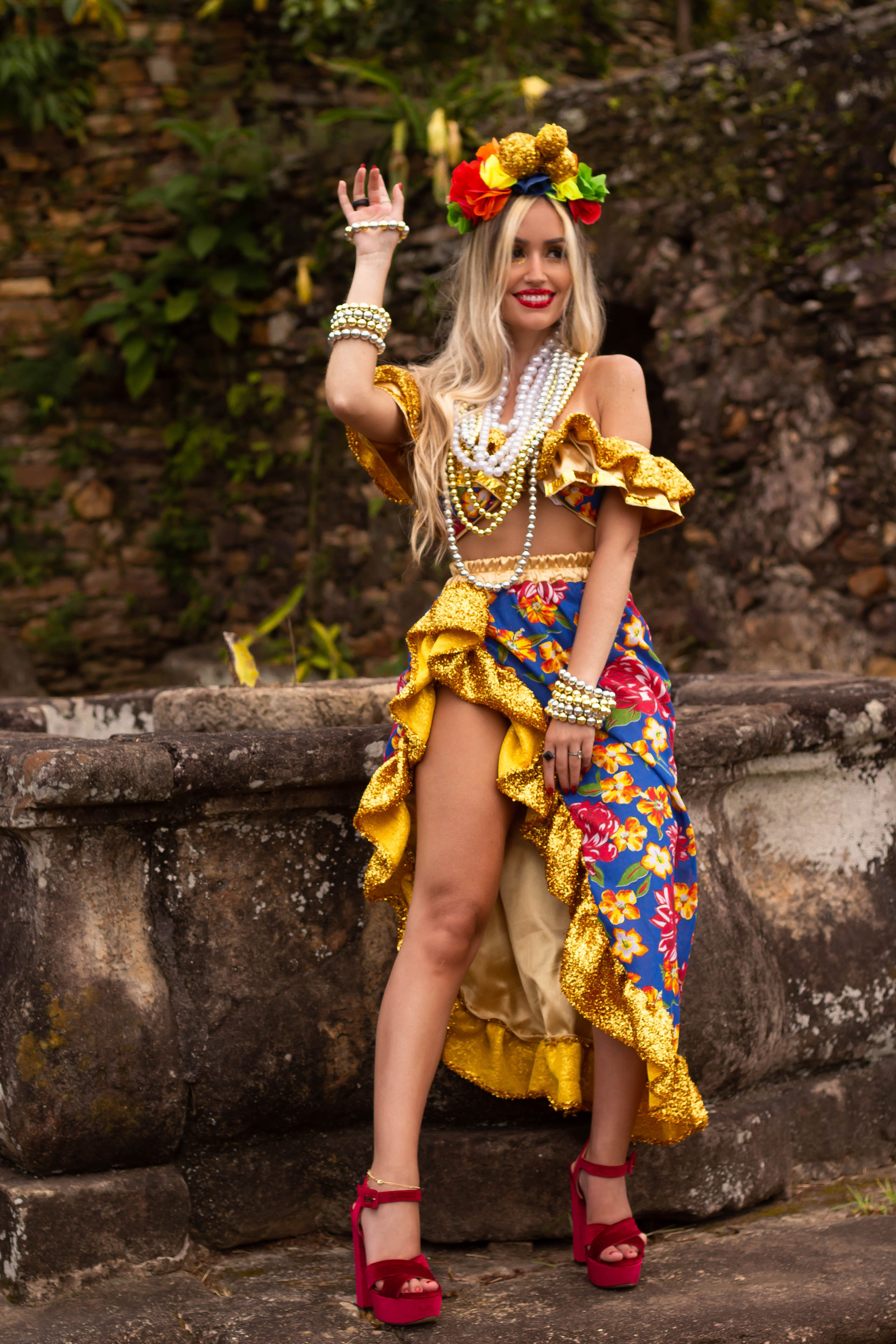 fantasia luxo carmen miranda dourada ( saia longa) c/tiara ESGOTADA