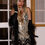 Miniatura: Mulher usando Fantasia Gatsby melindrosa luxo, vestido preto com dourado bordado e acessórios estilo anos 20
