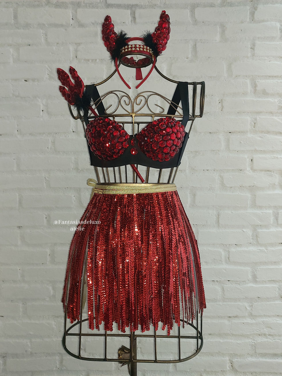 Thumbnail: Saia paetê + short metalizado 