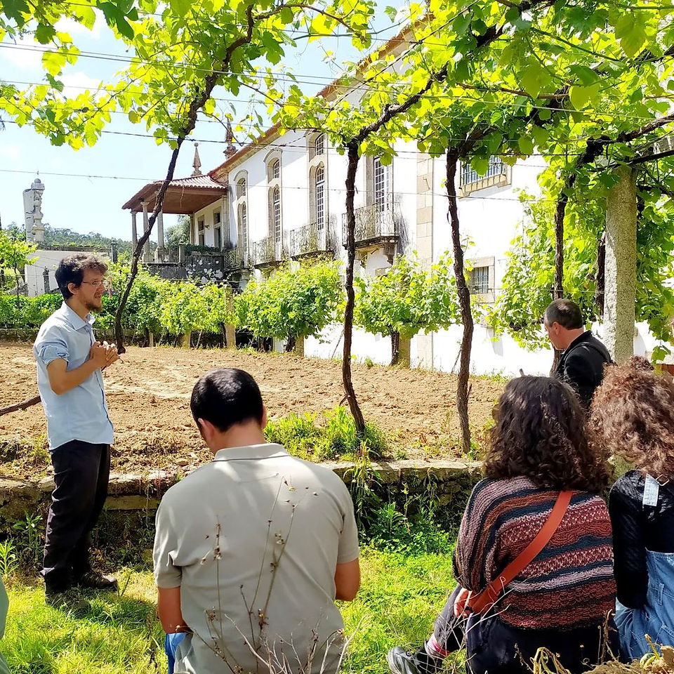 Denis en la huerta con un grupo de turistas