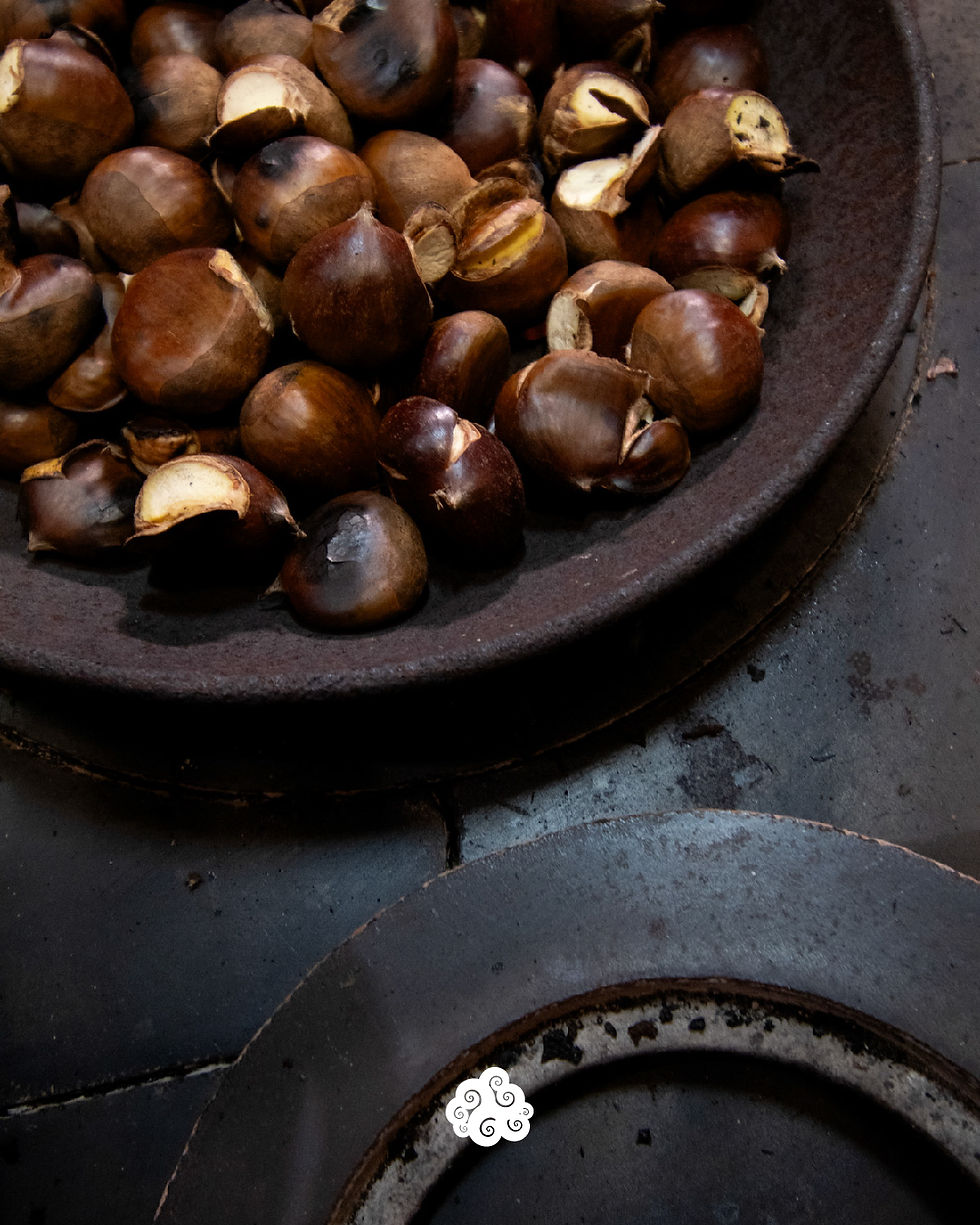 Castañas asadas sobre cociña de leña galega