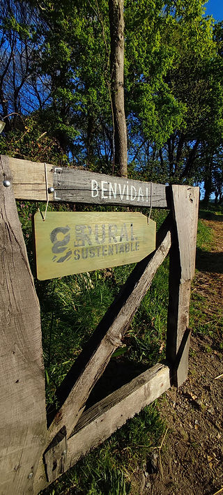 Puerta de madera con cartel de Foro Rural Sustentable