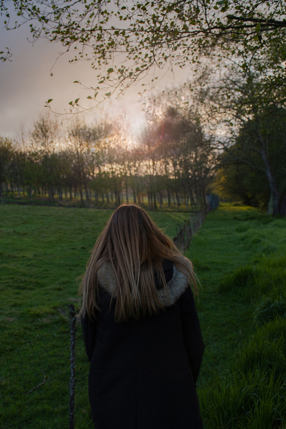 Chica camina en invierno por zona rural natural de Lavacolla