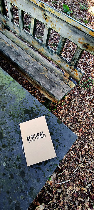Libreta Foro Rural sobre una mesa de granito y suelo con hojarasca