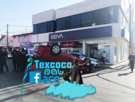 Joven mujer choca contra auto estacionado en #Texcoco.
