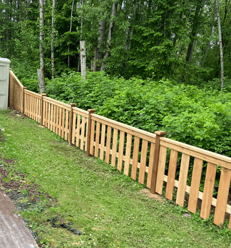 CEDAR PICKET FENCE.png