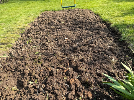 Travail au Jardin pour fleurir  maison avant le rush printanier et estival
