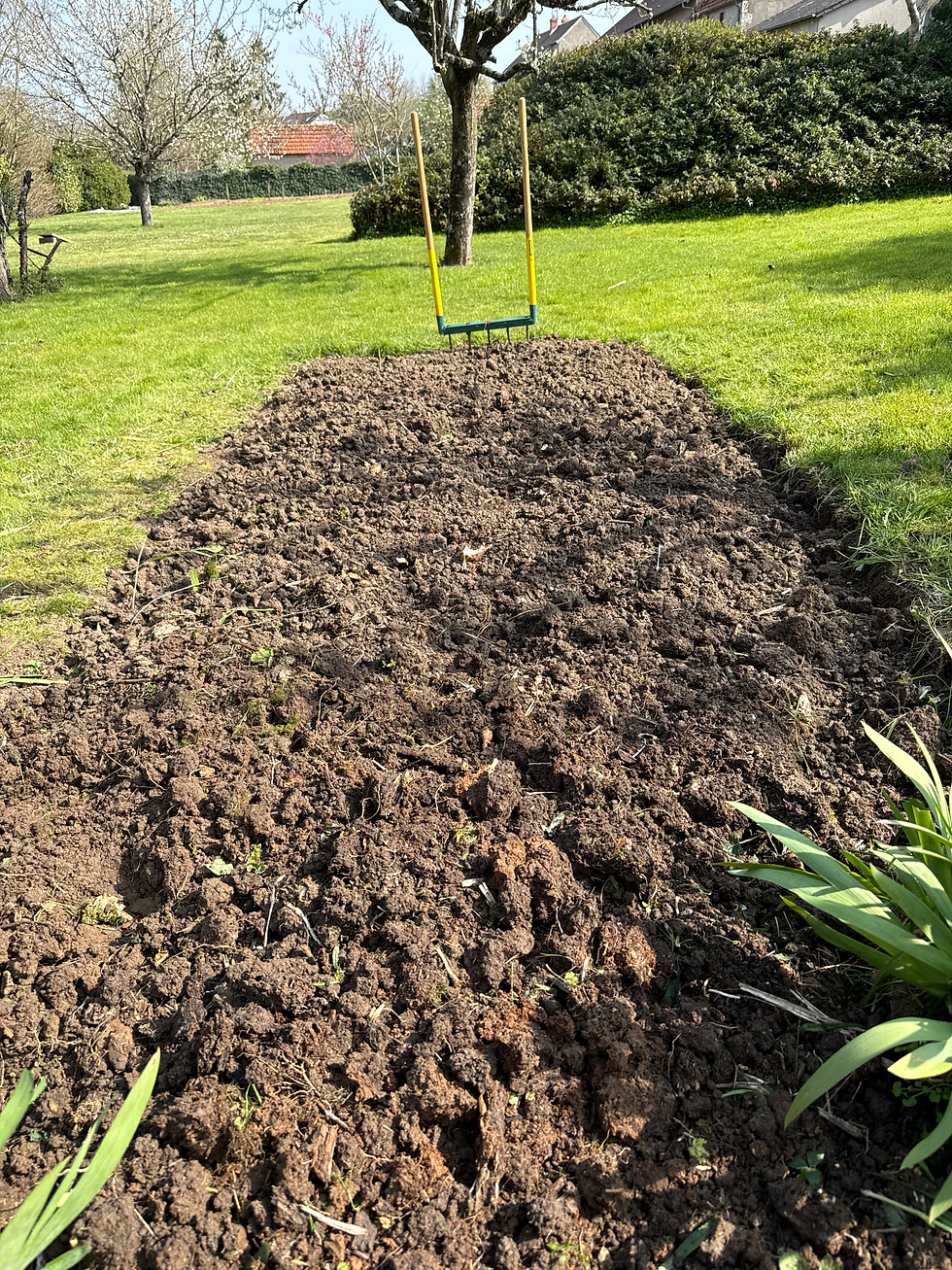Travail au Jardin pour fleurir  maison avant le rush printanier et estival