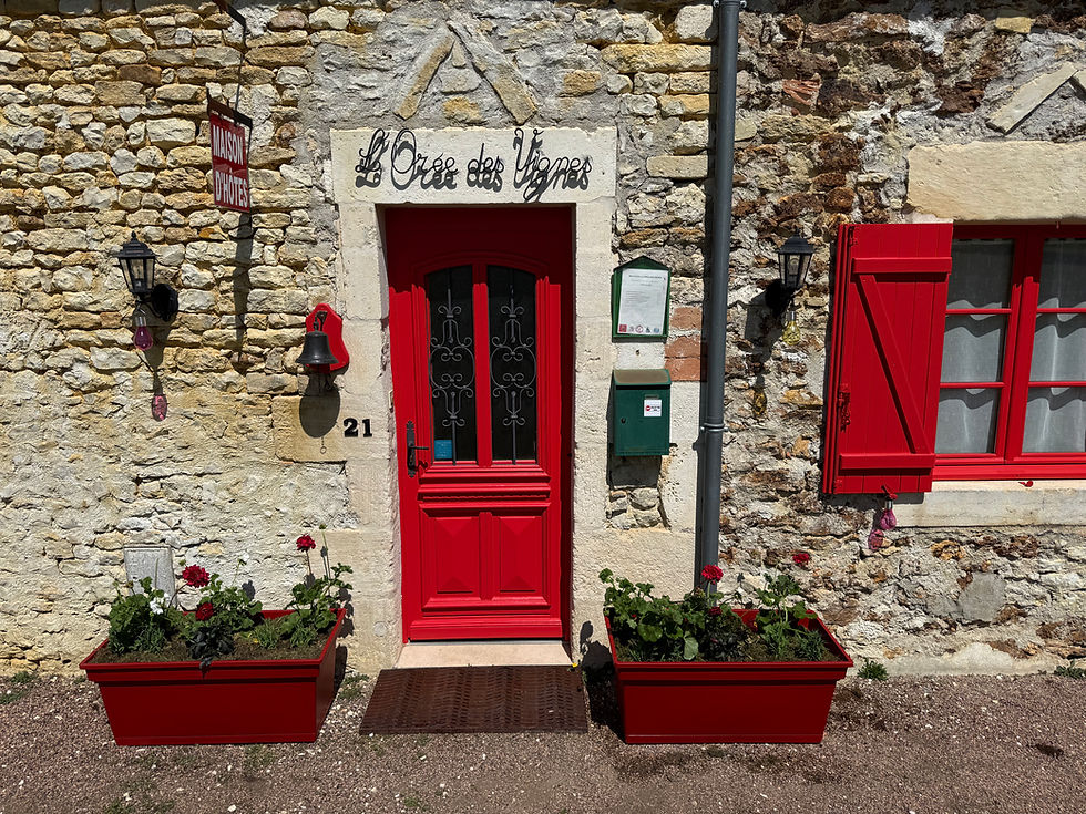Entrée de L’Orée des Vignes, maison d’hôtes de charme en pierre près de Cosne-Cours-sur-Loire, Sancerre et Pouilly-sur-Loire.