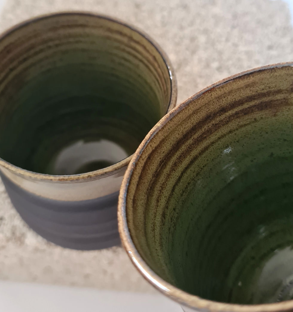 תמונה ממוזערת: כוסות גבוהות חימר שחור בזיגוג ירקרק יפהפה ללא ידית